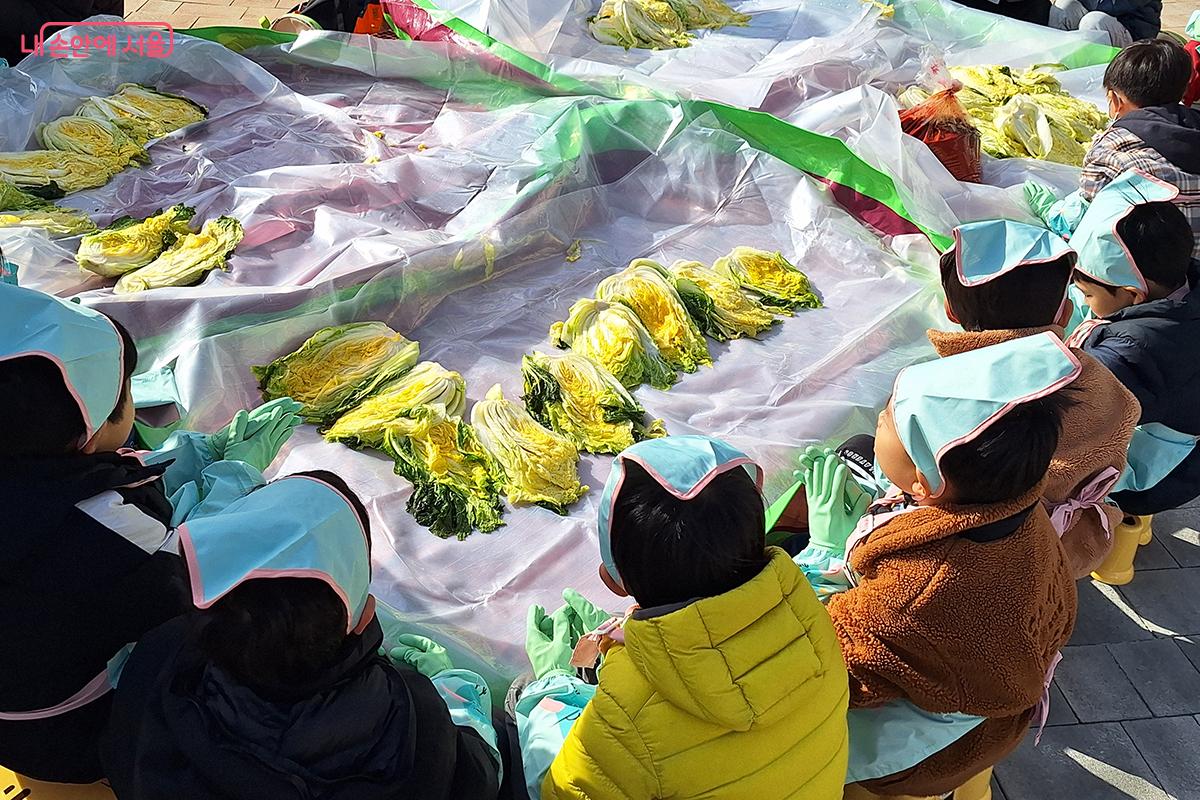 고사리 손으로 열심히 김치를 담그며 재잘대는 아이들의 모습에 저절로 미소가 지어진다. &copy;정향선