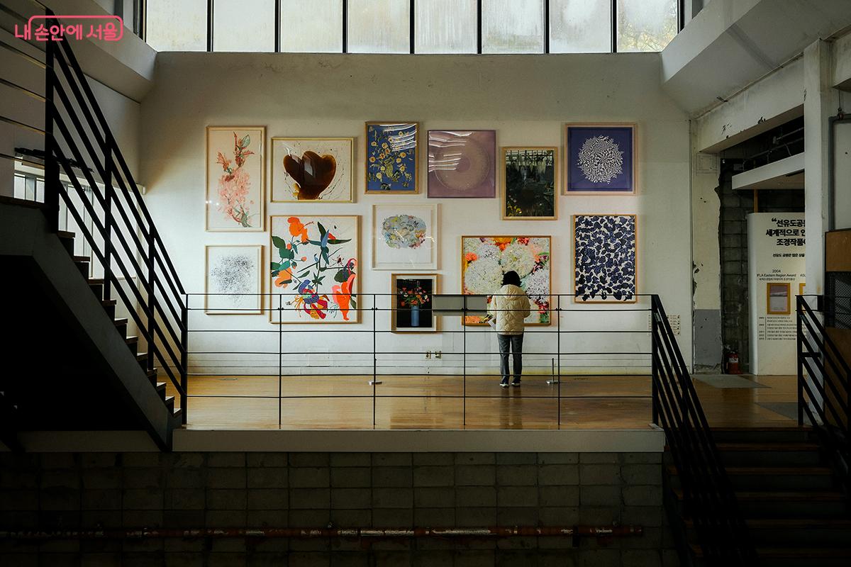 1층과 지하층 곳곳에는 재료와 표현 기법 등이 다양한 작품들이 전시되어 있다. &copy;김아름