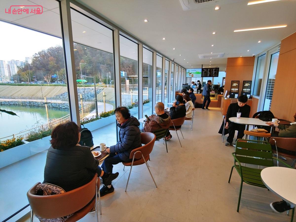 '은평 에피소드'  카페 1층 내부는 통창으로, 구파발천 전경이 한눈에 담긴다. ©엄윤주