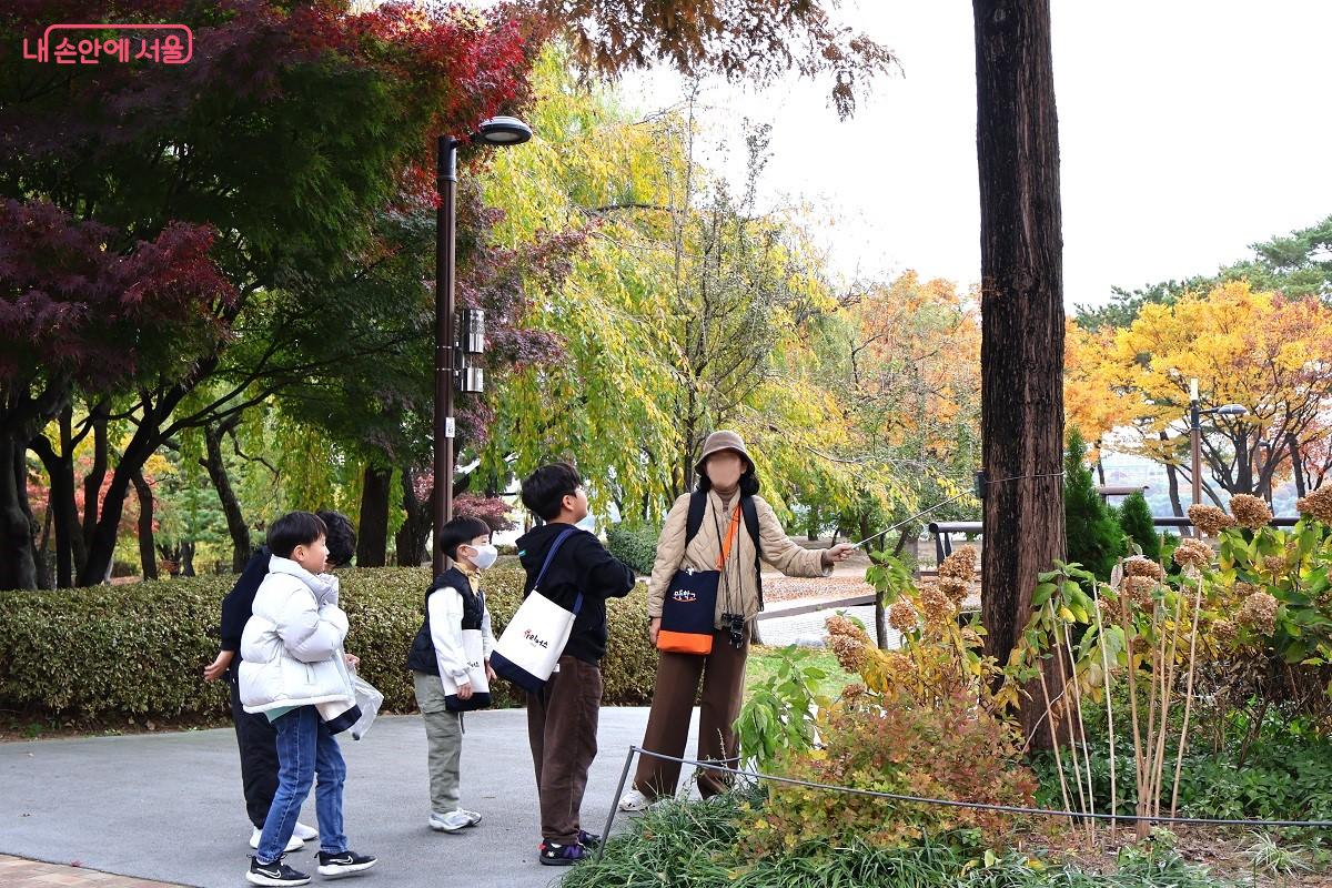 어린이들이 선유도공원 체험학습에 흥미롭게 참여하고 있다. &copy;이봉덕