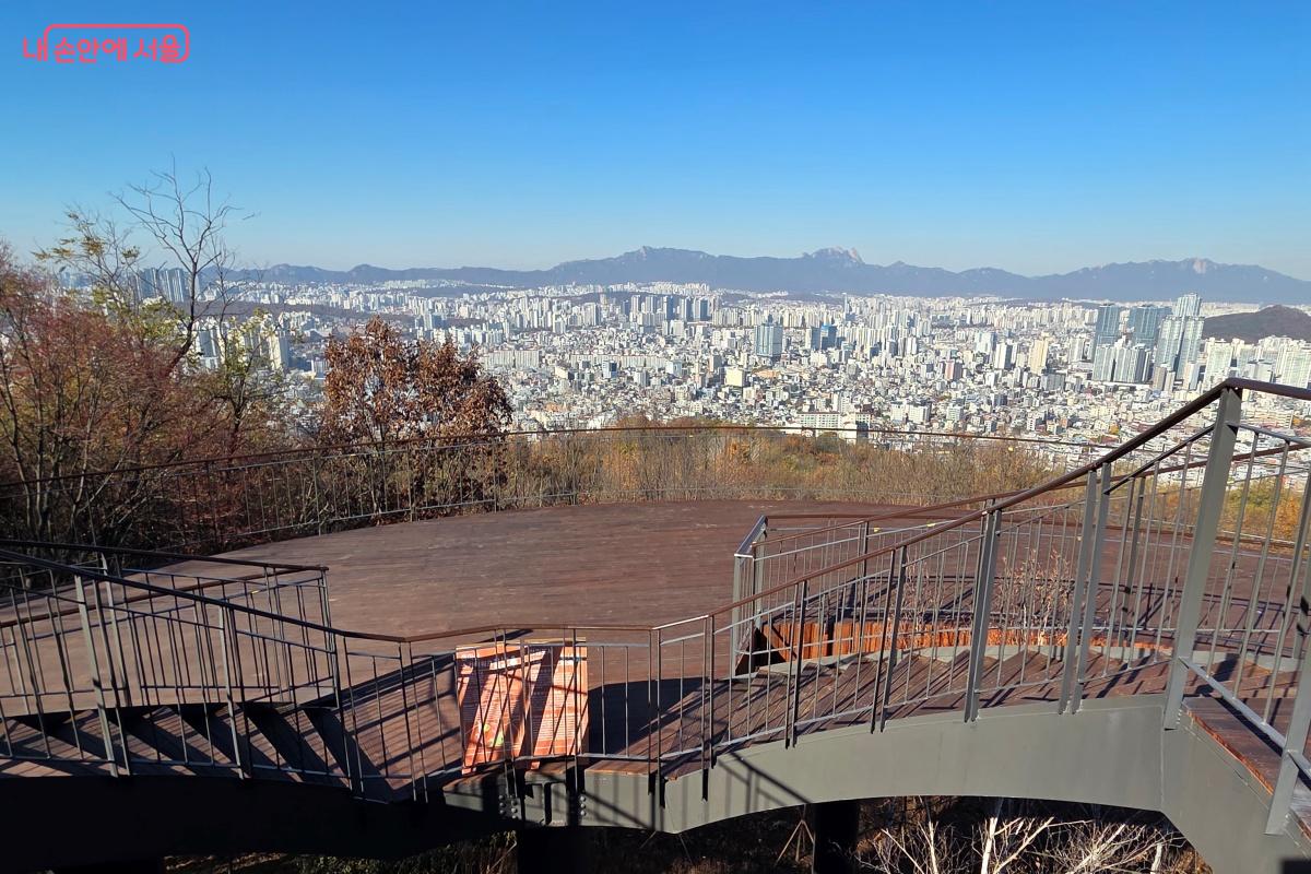 봉화산, 도봉산, 북한산 등과 서울의 도심 경관이 파노라마처럼 펼쳐진다. ©김미선