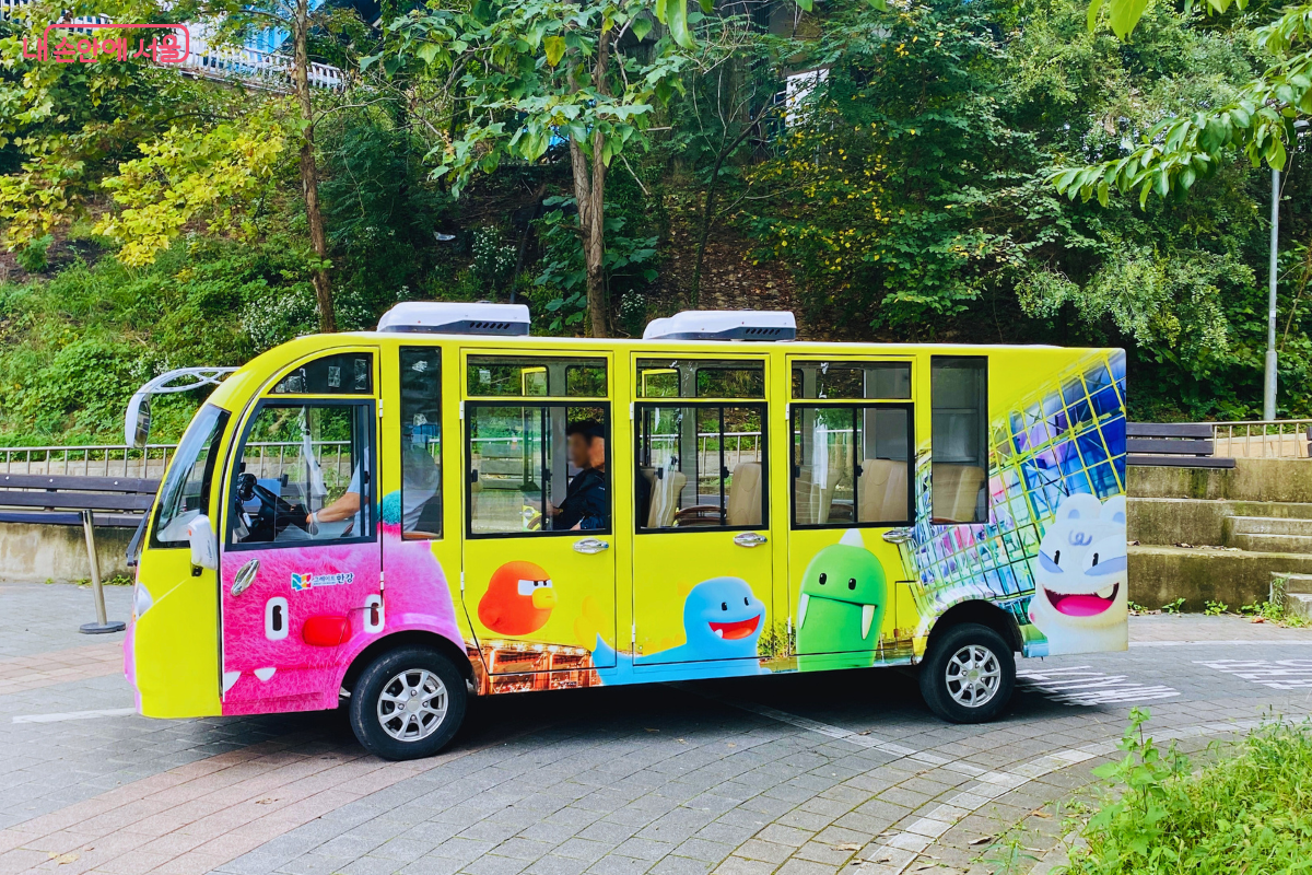 한강 해치카가 동작역 정류장에서 출발을 준비하고 있다. &copy;양정화