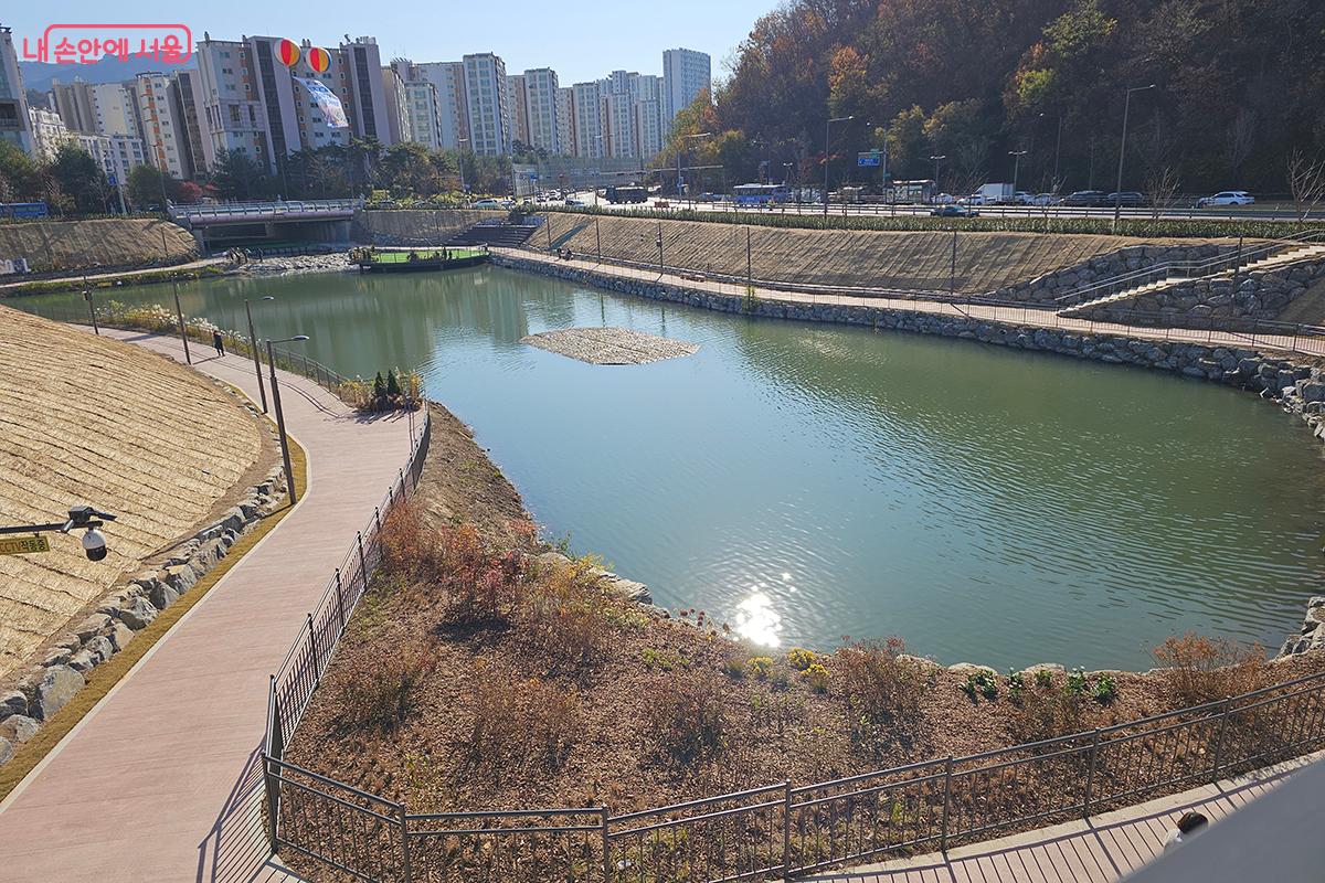 구파발천 유수지에 위치한 '호반대청'이 산책로와 함께 새롭게 꾸며졌다. ©정향선