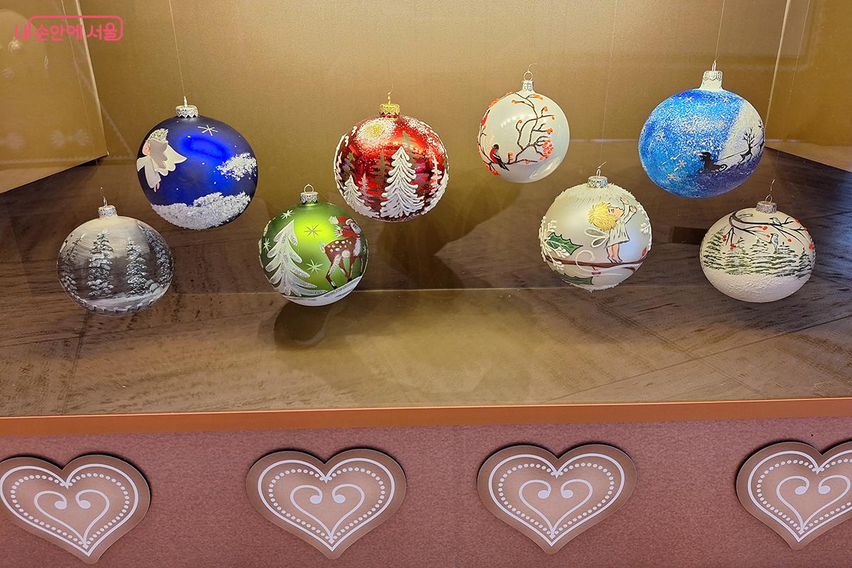 전통 체코 문양과 동양화의 한 장면을 담은 크리스마스 장식 구슬©이혜숙