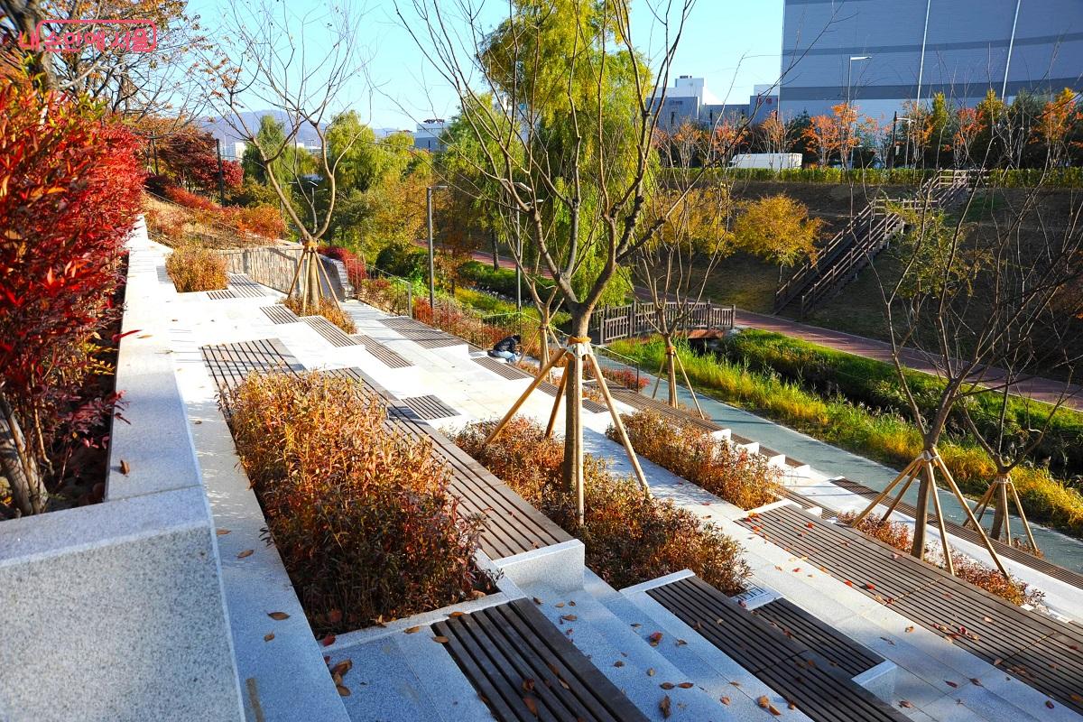 글샘작은공원 앞 스탠드는 물멍과 휴식을 위한 좋은 장소이다. ⓒ조수봉