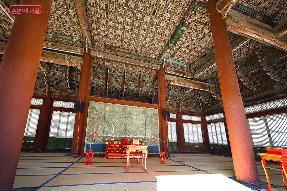 근정전 실내의 모습 ©김주연