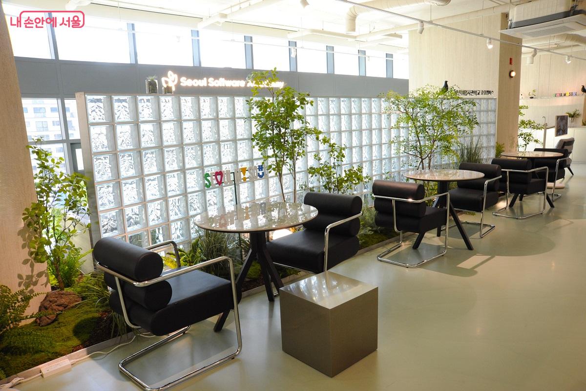 커뮤니티 라운지는 각기 다른 형태의 공간을 조성했다. ©조수봉