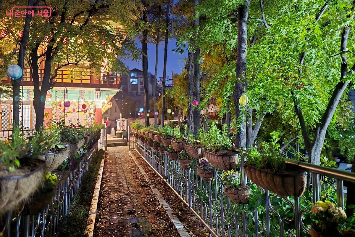 충정사로 들어가는 길. 잠깐 거닐어도 운치 있다. ©김윤경