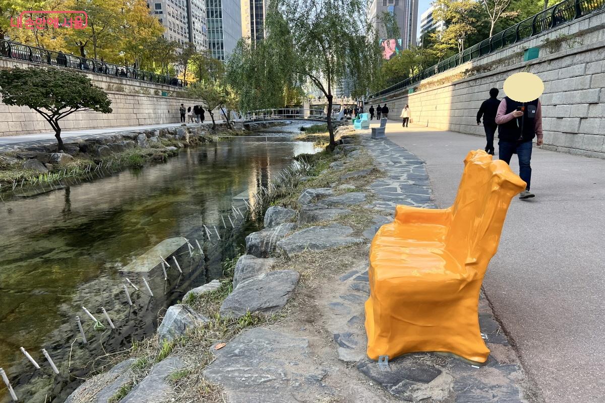 청계천을 따라 놓인 작품 <기억의 자리> &copy;박지영