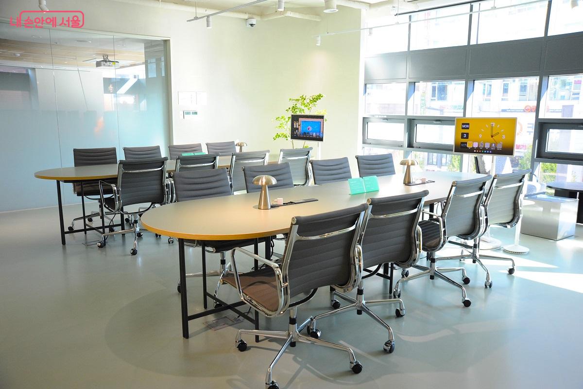 커뮤니티 라운지의 스터디 데스크 ©조수봉