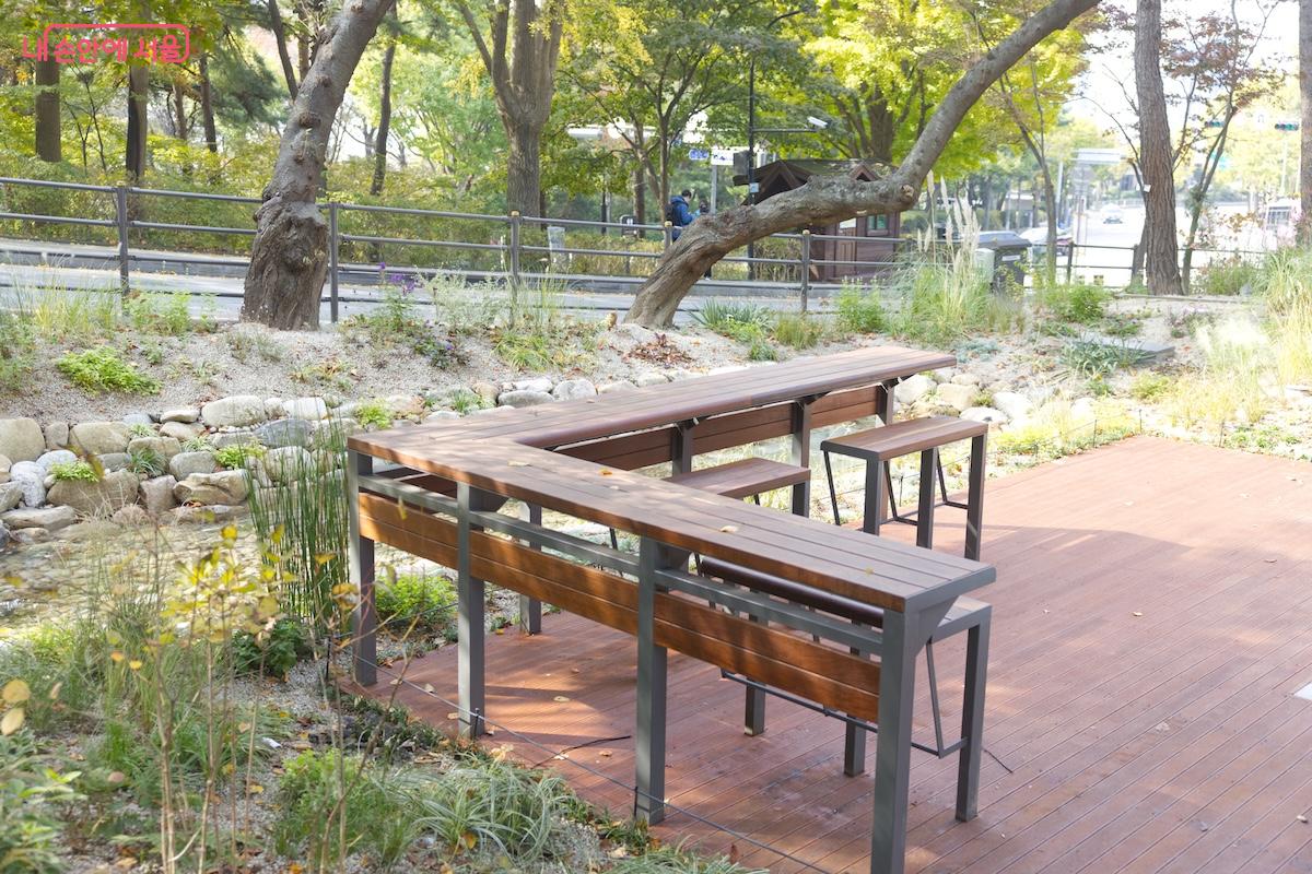 소월정원의 상징과도 같은 작은 연못과 'ㄱ'자형 벤치가 운치있다. &copy;임중빈