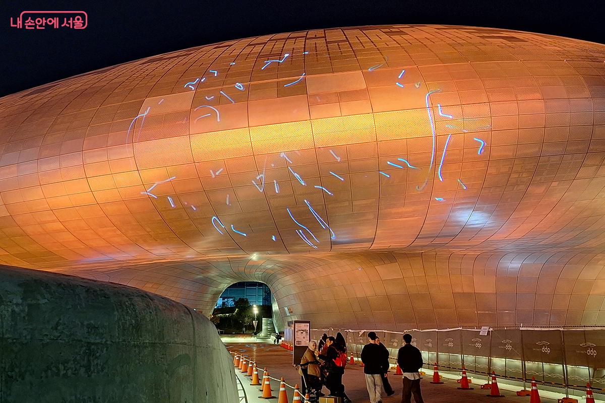 ‘인피니트 스케이프 - 빛의 확장(Infinite Scape: Expansion of Light)’은 DDP 입구 '미래로'를 빛의 통로로 바꾸어 놓았다. ©이혜숙