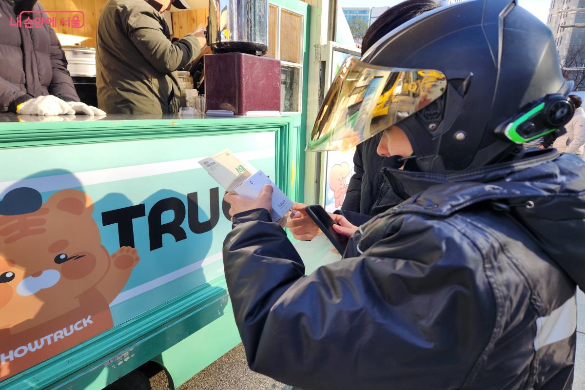 동행나눔차를 발견하고 들렀다는 이동노동자 ©윤혜숙