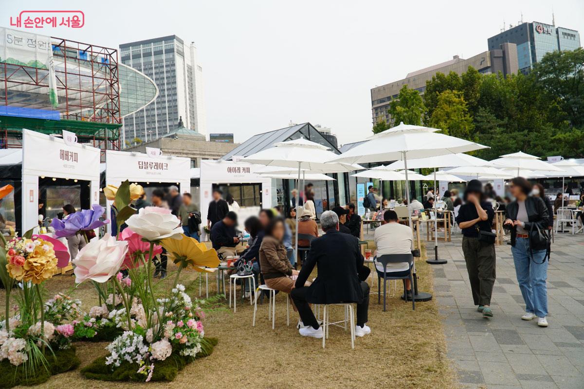 많은 시민이 팝업 스토어를 즐기고 있다. ©홍혜수