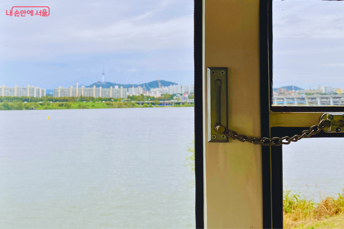 해치카 창문 너머로 보이는 한강과 N서울타워 &copy;양정화