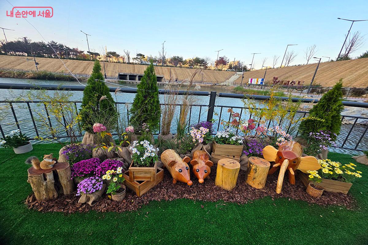 꽃과 동물 나무조각으로 꾸며진 '달빛섬' ©이정민
