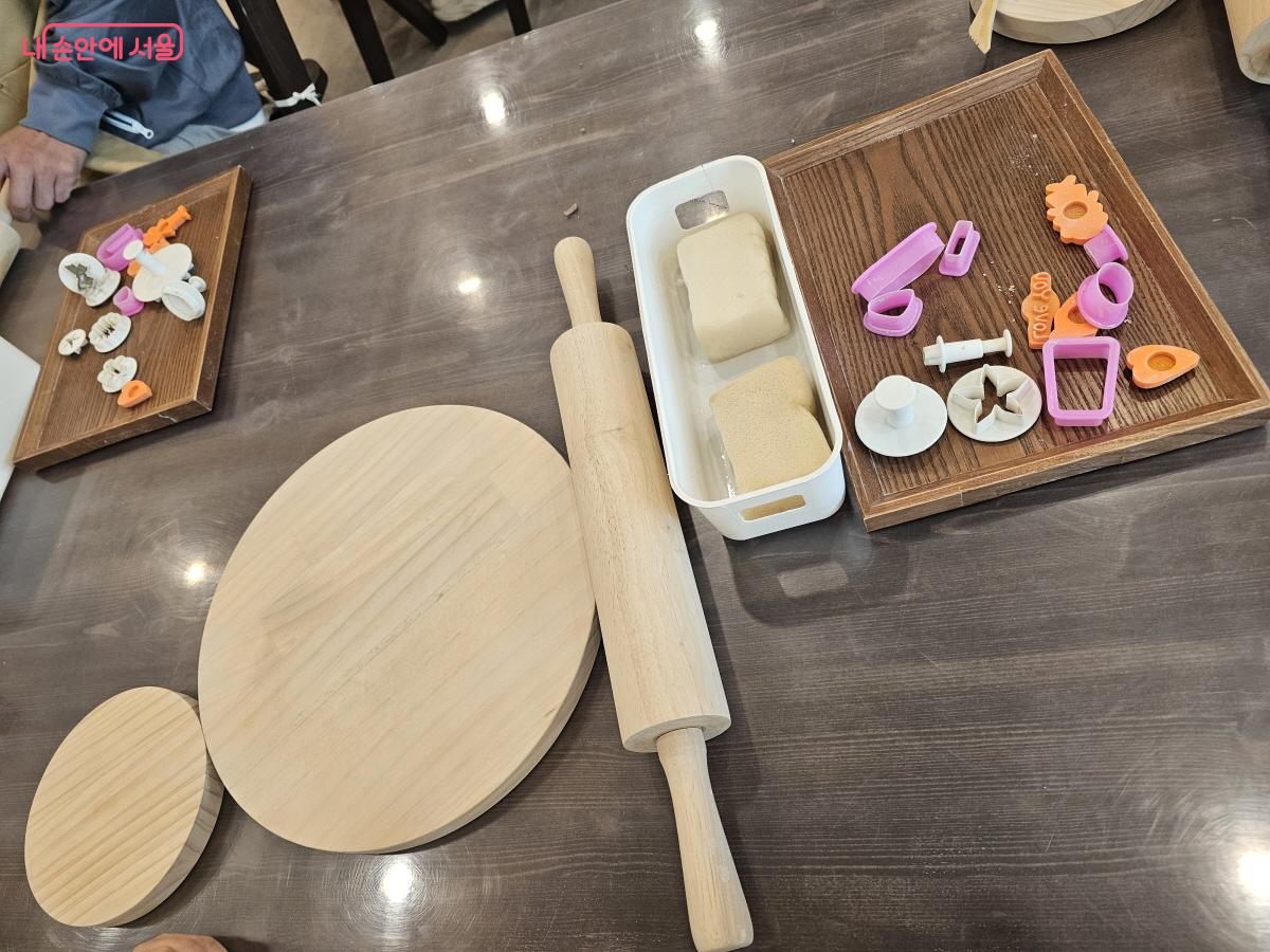 일반적인 키즈카페와 달리 도자기 만들기 체험을 경험할 수 있다. ©박근호