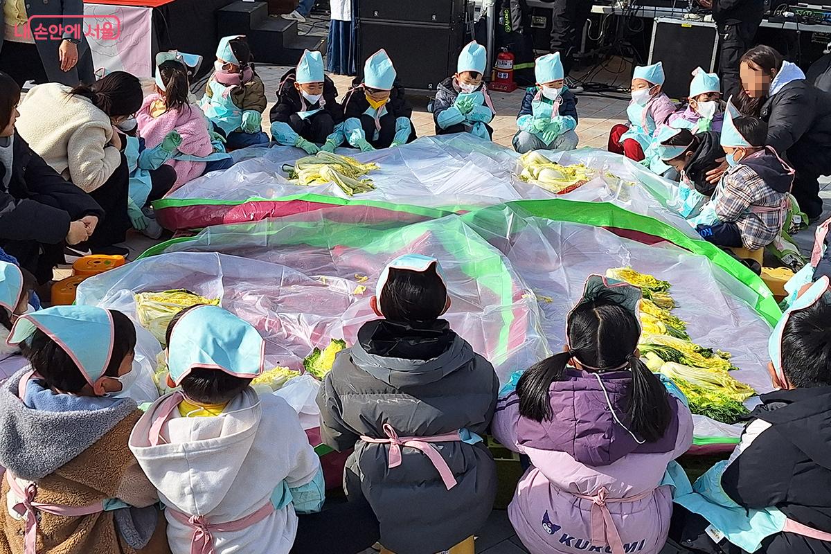 유아원 어린이들이 김장 담그기 행사에 참가해 즐거운 추억을 만들었다. &copy;정향선