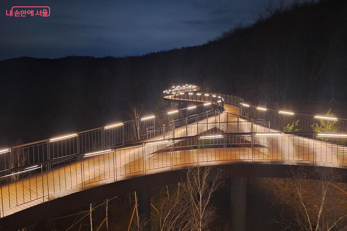 용마산의 굽은 산허리를 따라 조성된 스카이워크의 아름다운 곡선 ©백승훈