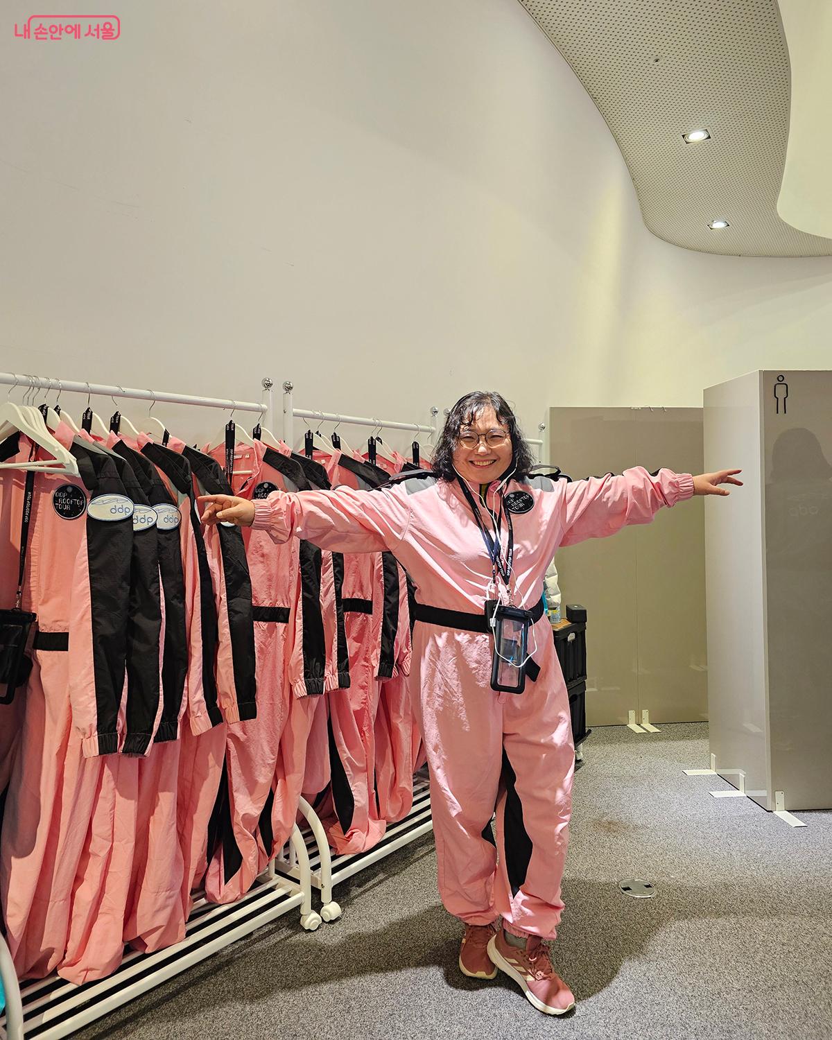 세계적인 디자이너 강혁(KANGHYUK)과 협업해 제작한 핑크(Pink) 색상의 전용 투어복을 입었다. ©문청야