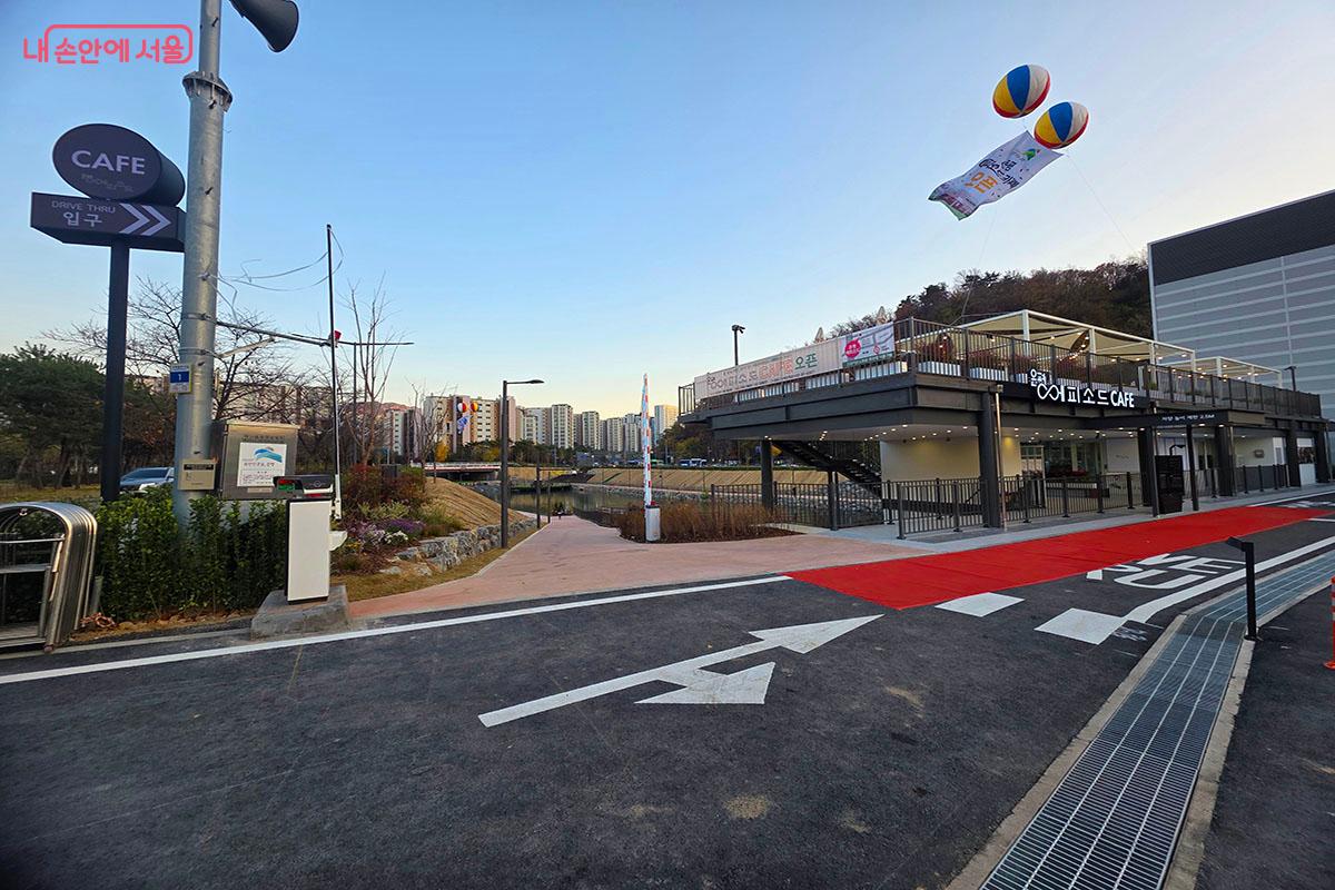 드라이브 스루로 맛있는 커피와 디저트를 즐길 수 있는 '은평 에피소드' ©이정민