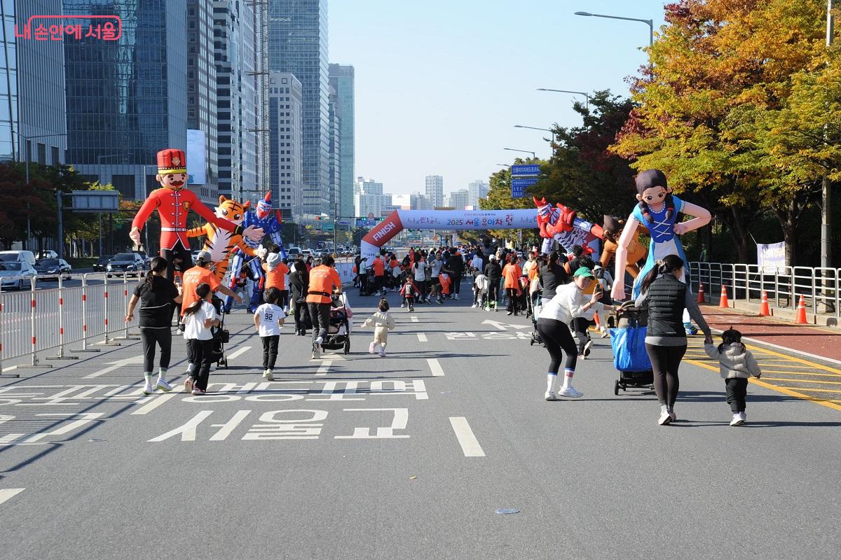 대형 캐릭터 벌룬들의 환영을 받으며 도착하고 있는 참가 가족들 ©조수봉 