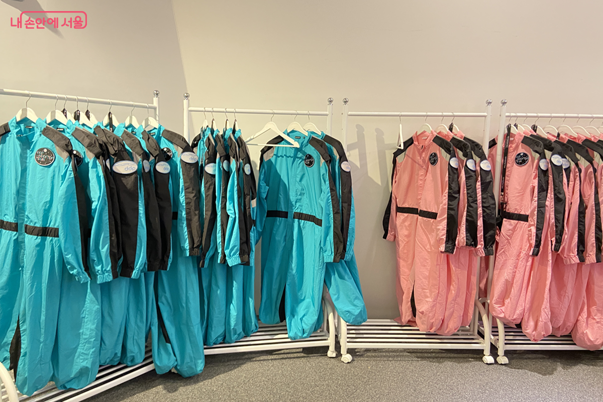 디자이너 강혁과 협업해 만든, DDP 루프탑 투어 전용 복장 ©김경선