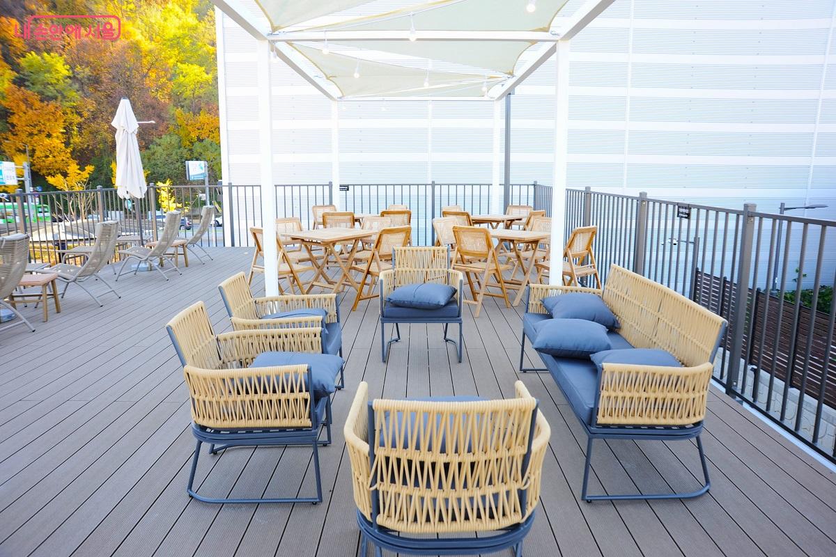 넓은 루프탑은 여러 형태의 쉼터를 조성해 용도에 맞게 모임을 즐길 수 있다. ⓒ조수봉