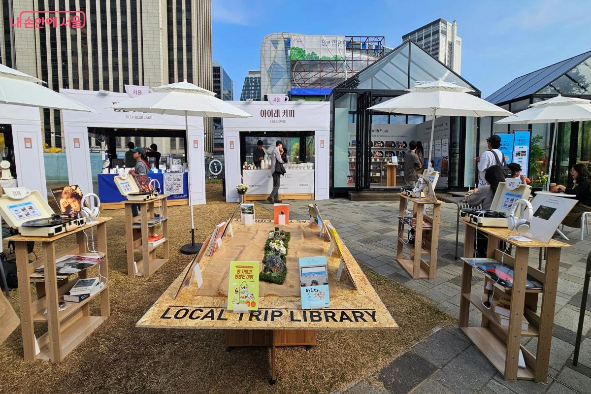 팝업 분위기에 어울리는 음악을 LP로 감상할 수 있는 ‘LP 라운지’ ©이선미