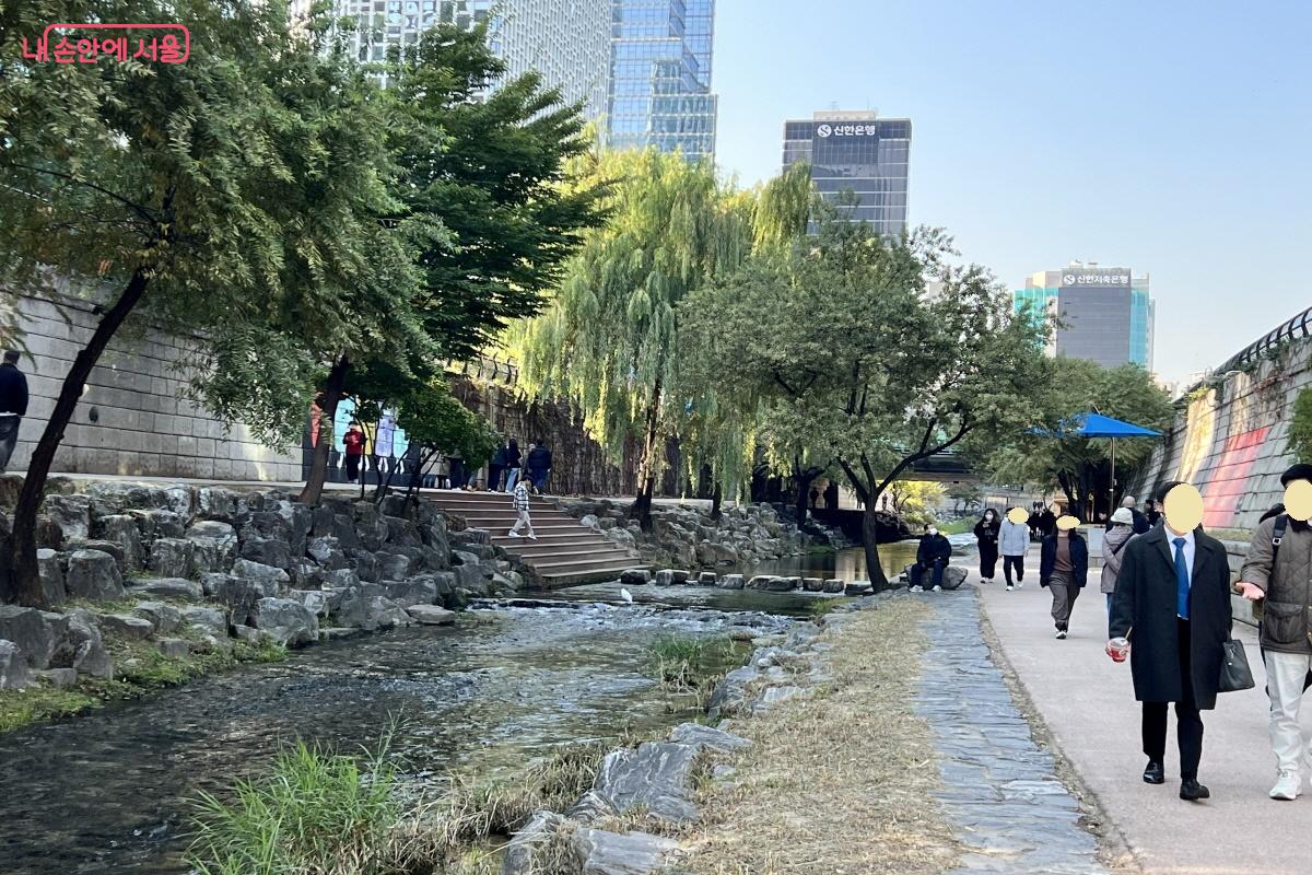 청계천을 따라 산책하는 시민들. 이곳에선 모두가 느린 걸음이다. &copy;박지영