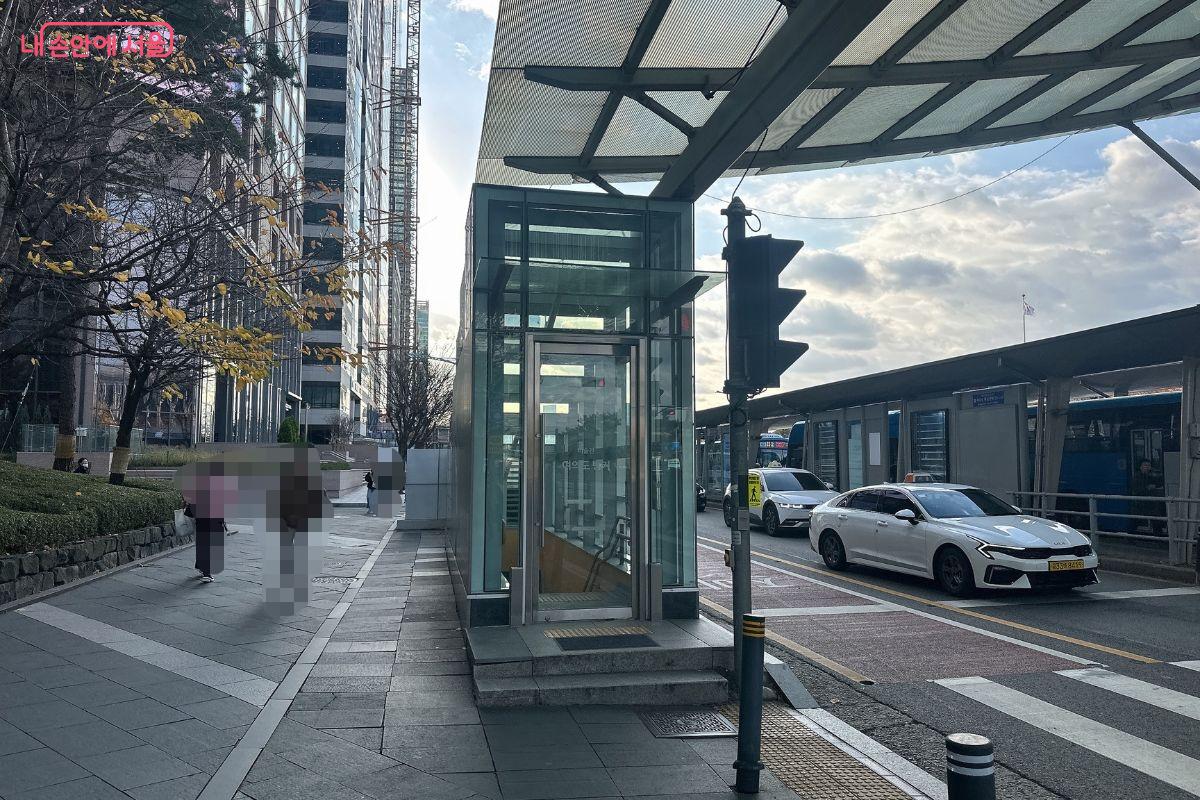 '여의도 지하벙커'로 내려가는 입구 ©김재형