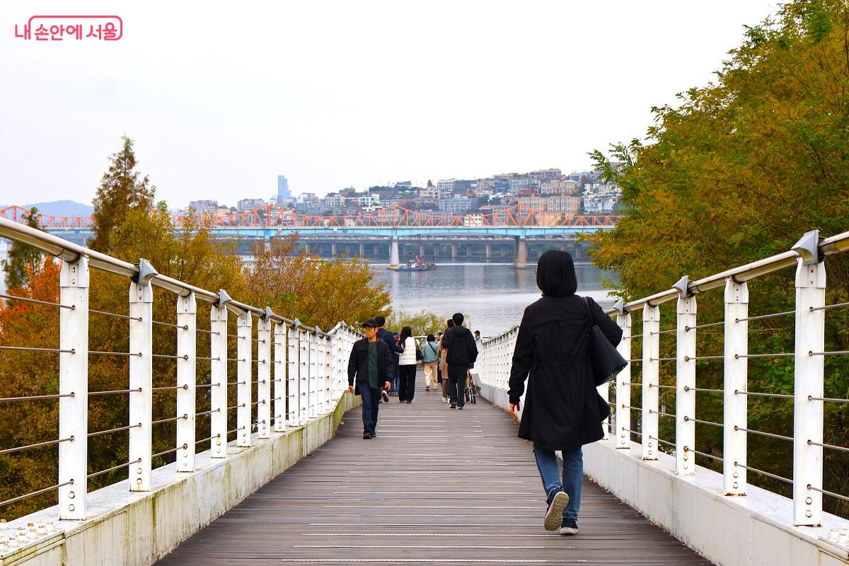 한강수변공원으로 내려가는 길, 강 건너 동호대교가 보인다. ©이봉덕