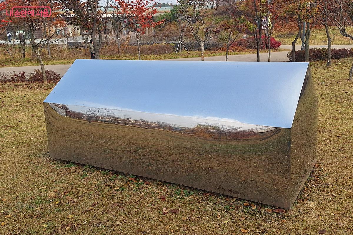 박상숙 작가의 <Home, Sweet Home>. 생활과 공간, 일상의 기억을 주제로 한 현대적 설치 작품이다. ©정향선