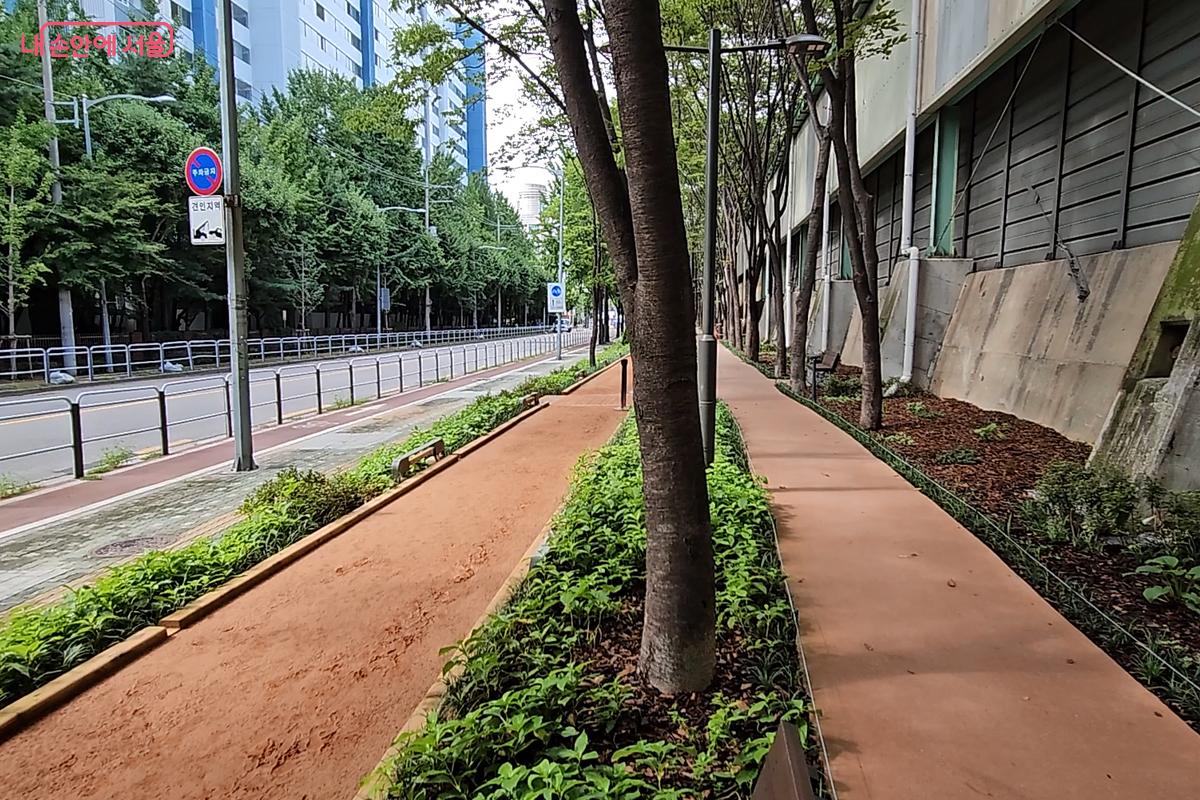 석계동 황토길과 보도 사이의 가로정원 ©오도연