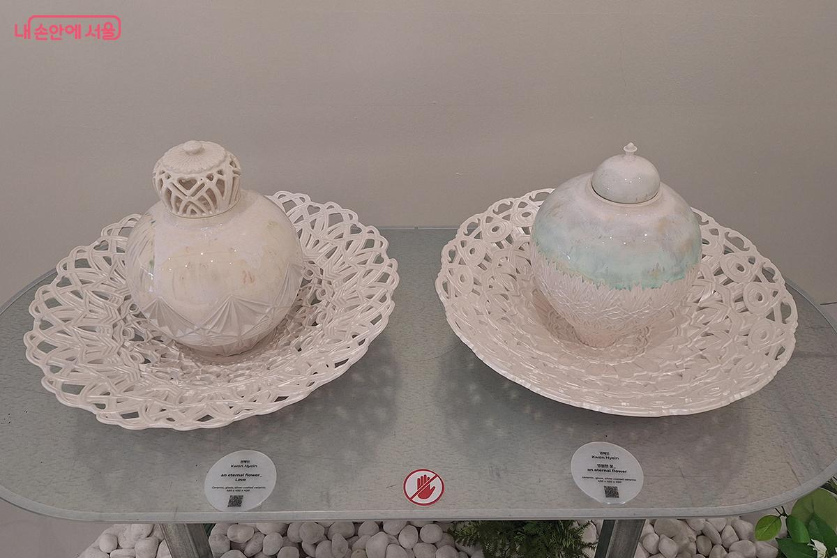 꽃의 순환 속 삶의 아름다움과 무상함을 백자에 담아낸 권혜인 작가의 ‘영원한 꽃’ ©이혜숙