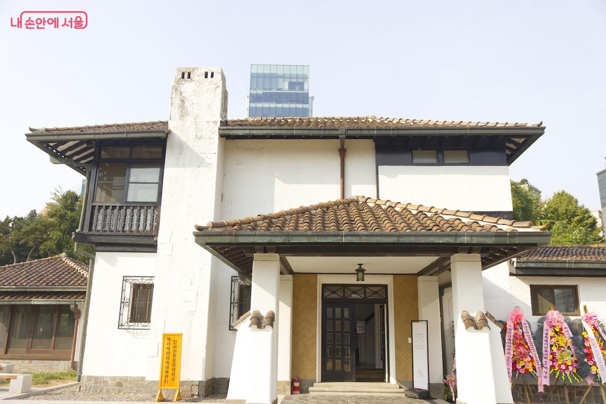 조선저축은행은 현 SC제일은행의 전신으로 광복 이후에는 주한미군대사관 임직원 숙소로도 활용되었다. ©임중빈