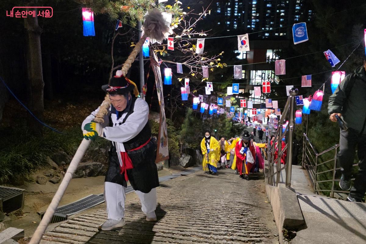 꽃받이 행렬이 부군당을 떠나 남이장군사당에 도착했다. &copy;장승철