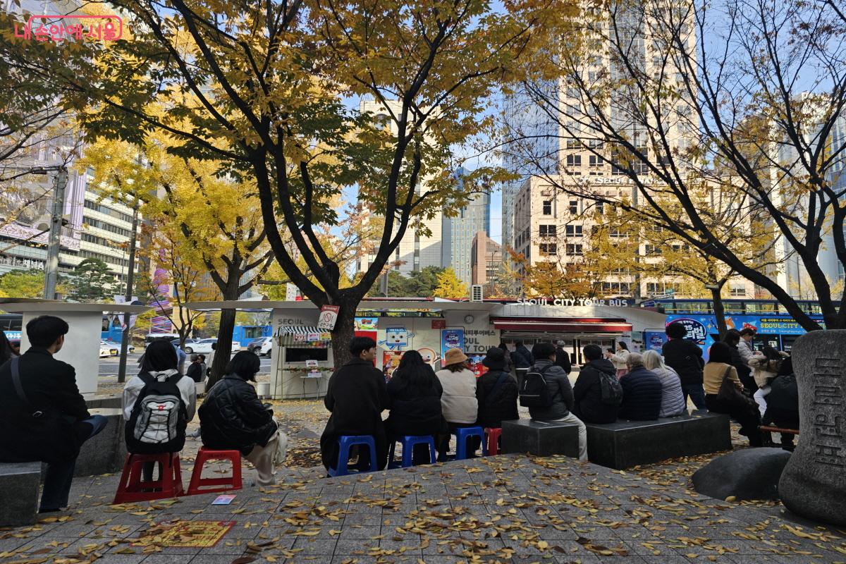 광화문역 6번 출구, 서울시티투어버스 현장 티켓 부스 앞 &copy;염지연