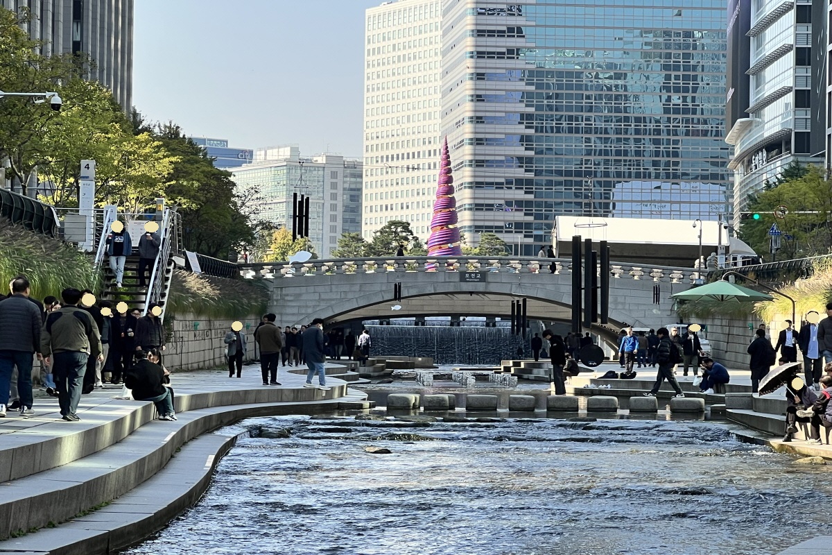 서울 시민의 일상 휴식처가 된 도심 물길 '청계천'이 올해 복원 20주년이 됐다. &copy;박지영
