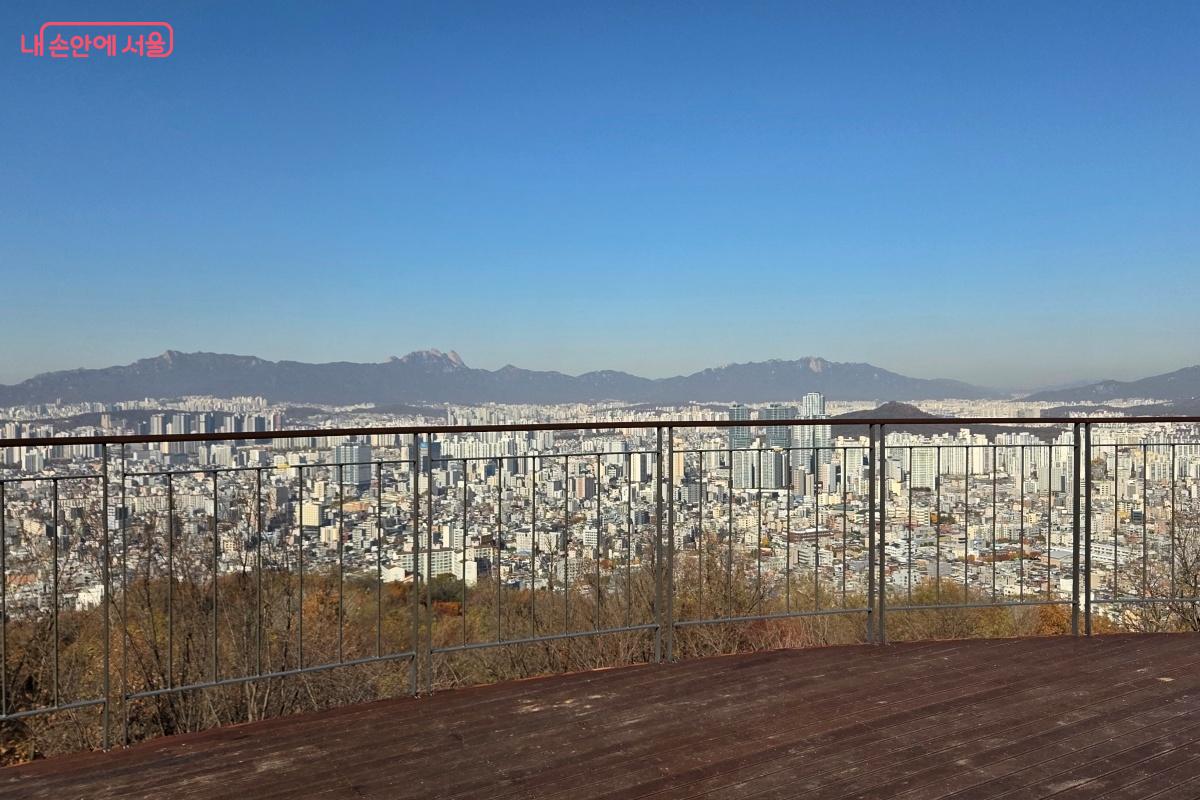 ‘하늘전망대’의 나무 데크길은 자연을 보전하면서 경관을 조망할 수 있도록 했다. ©김미선