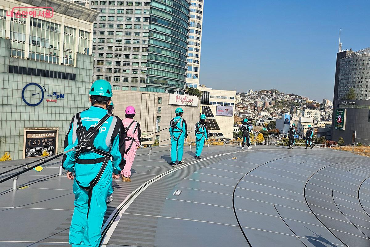 안전그네에 매달린 로프는 세심한 배려 속에 설계되어, 옆으로는 3미터 이상 나아갈 수 없게 했다. ©문청야