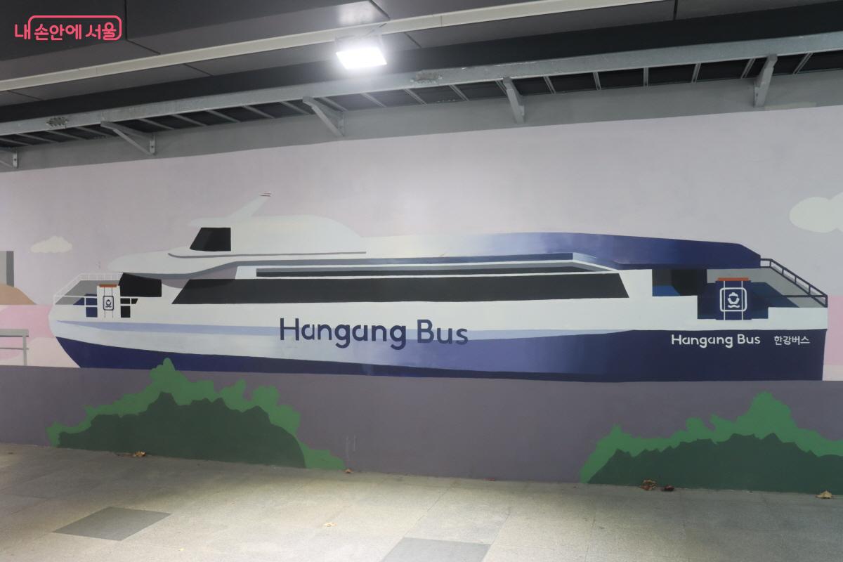 한강버스는 시민의 일상에 &lsquo;작은 여행&rsquo;을 선사해 준다. &copy;조수연