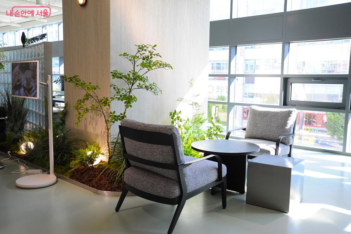 작은 실내 정원과 함께하는 ‘릴랙스 존’ ©조수봉