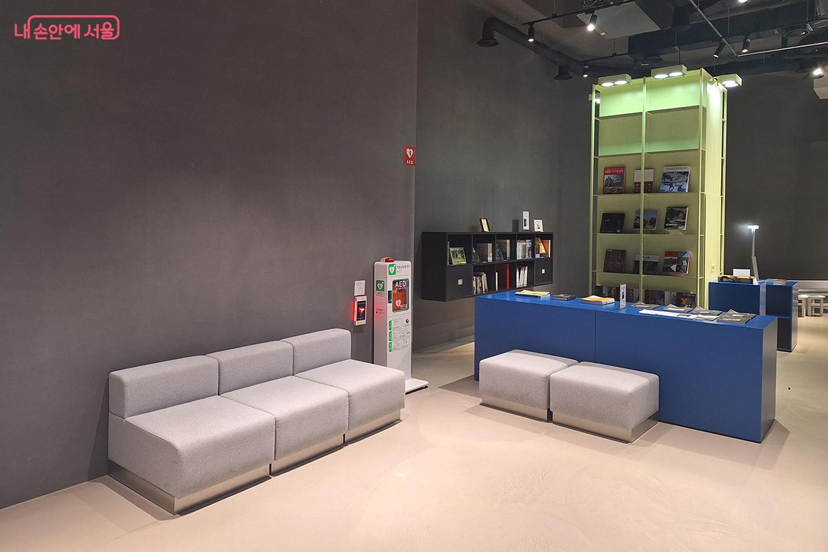 커피와 함께 포토북을 즐길 수 있는 휴식 공간 &copy;백승훈