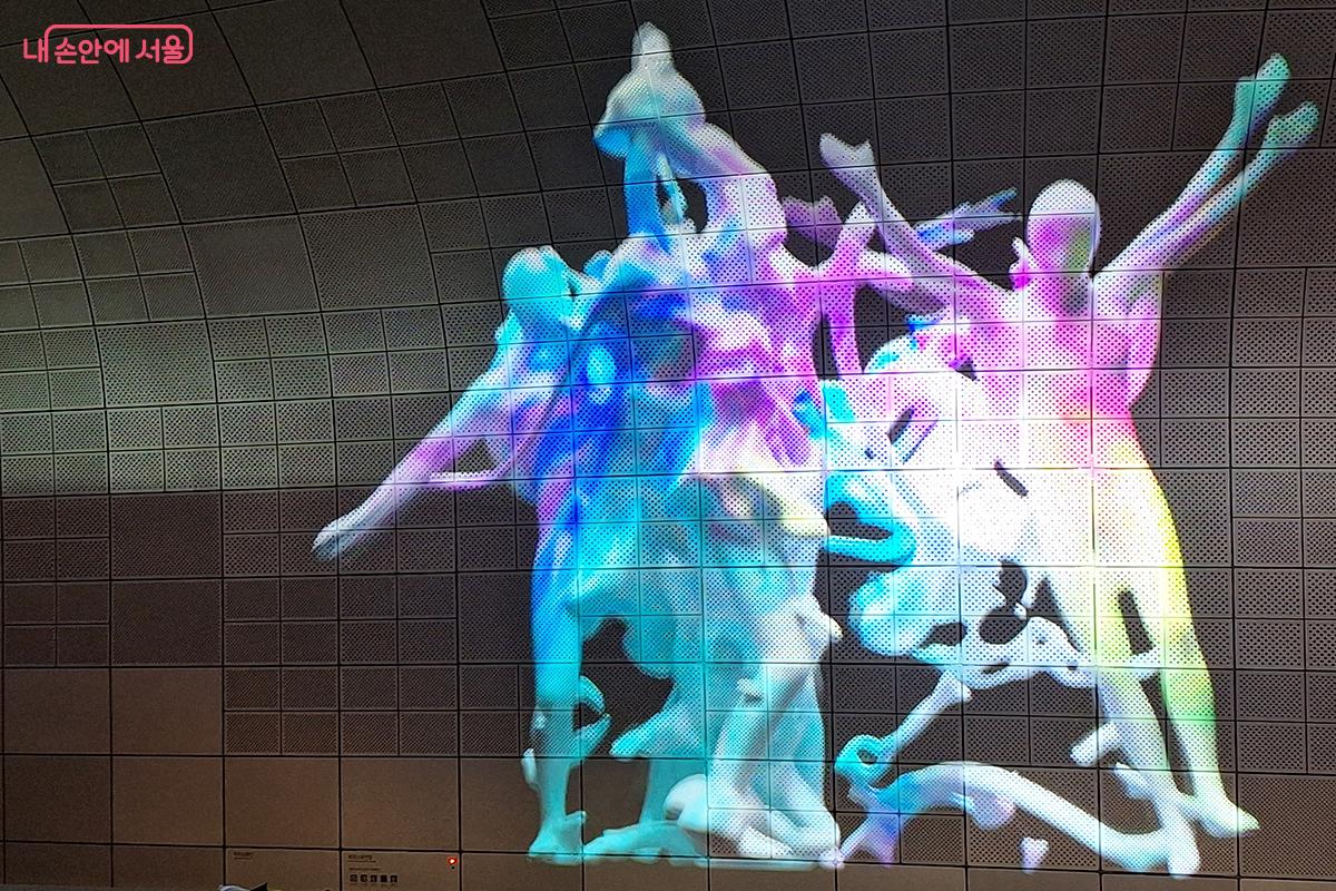 관객들은 미디어아트가 표현하는 에너지 넘치는 움직임에 매료되는 특별한 경험을 할 수 있다. ©이혜숙