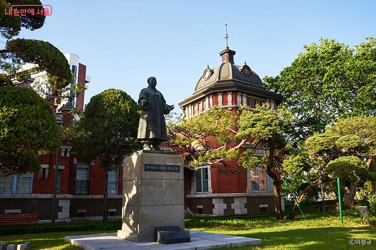 구 대한의원 건물 앞 지석영 동상