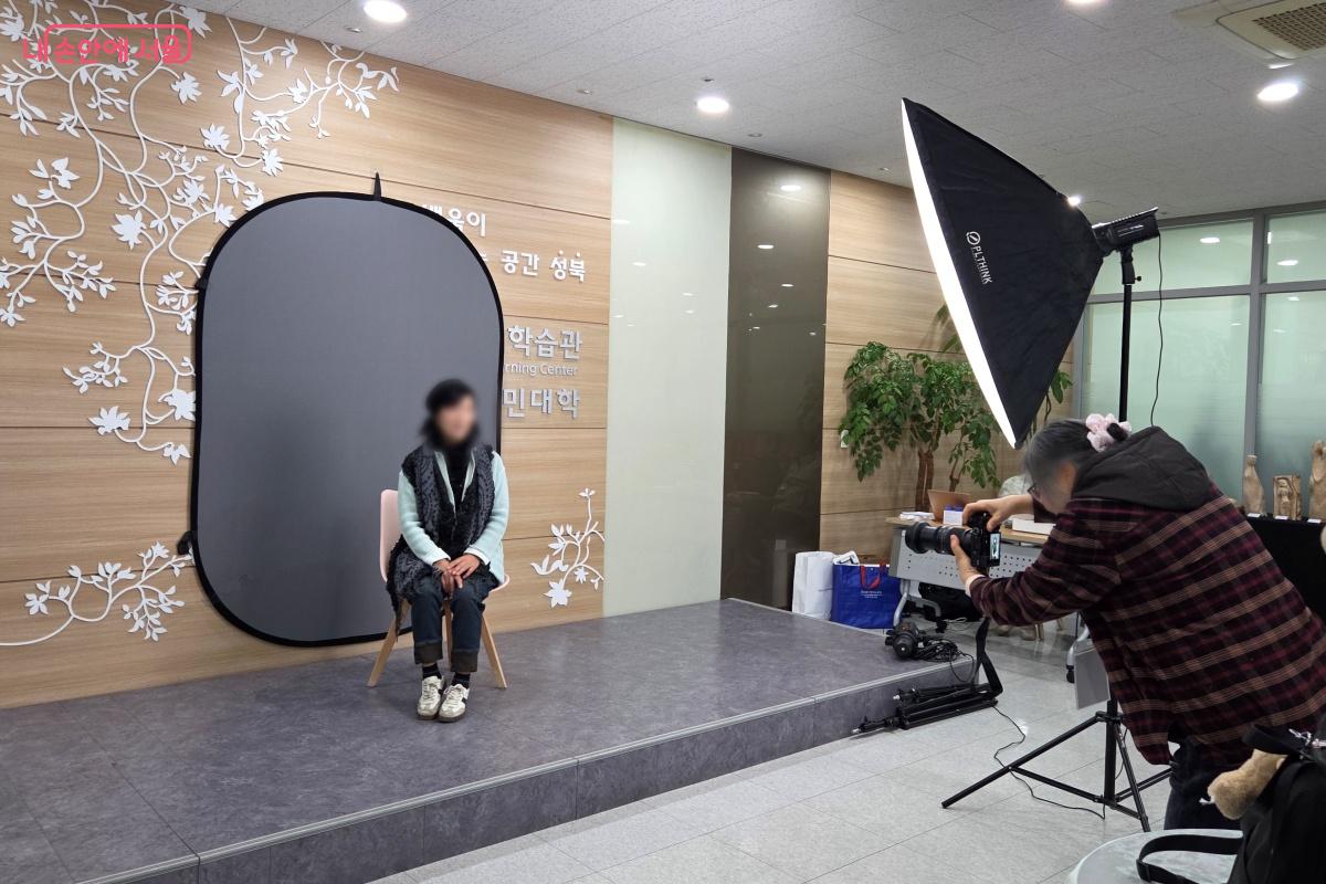 힐링포토 학습동아리 회원들이 프로필 사진을 찍어주기도 했다. &copy;김미선