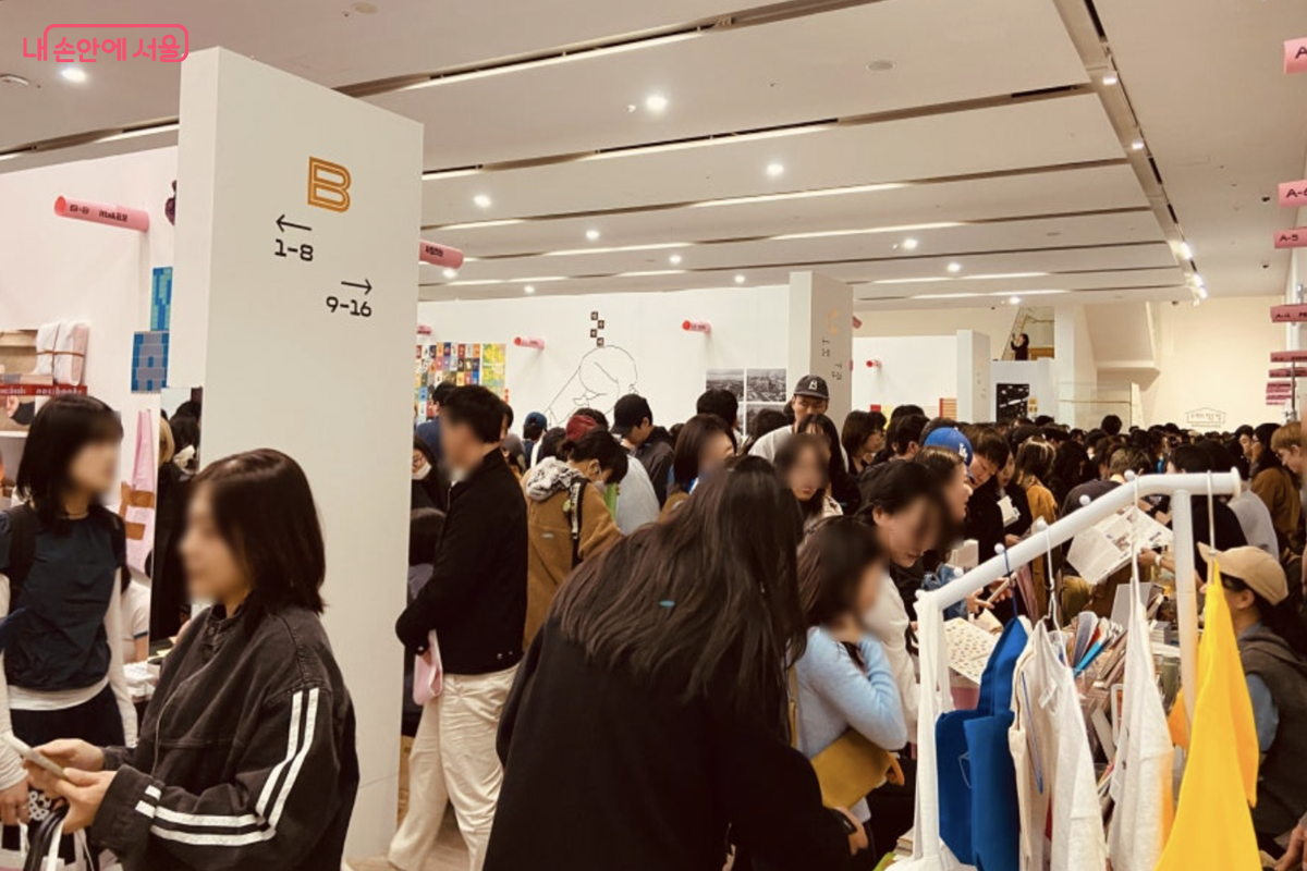 서울아트북페어가 열린 현장은 북적이는 인파와 길게 늘어선 줄로 열기를 더했다. &copy;김경선