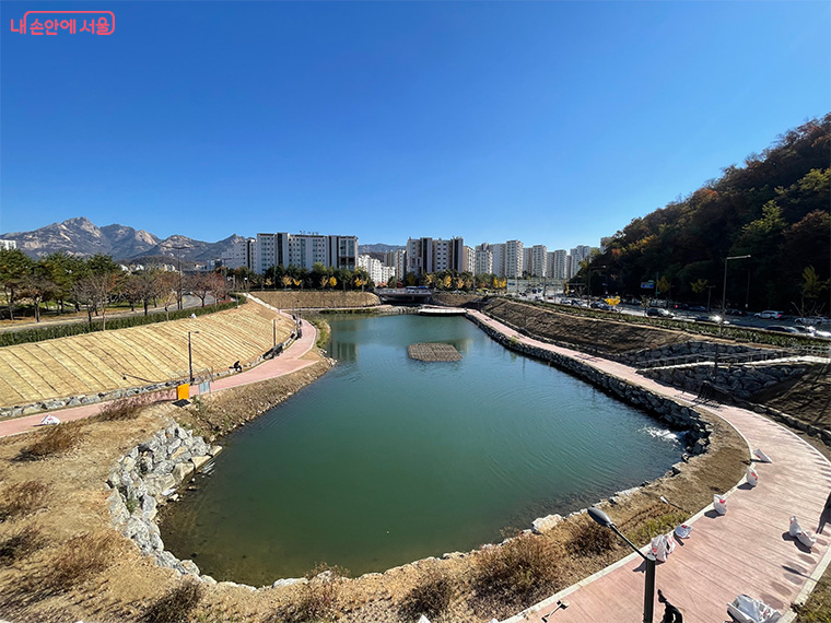 서울시는 은평구 구파발천 유수지에 &lsquo;구파발천 수변활력거점&rsquo; 조성을 완료하고 17일 시민들에게 개방했다.