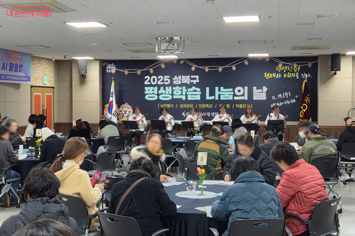 성북열린시민대학에서 큰 호응을 얻은 AI 활용법 교육이 시작됐다. &copy;김미선